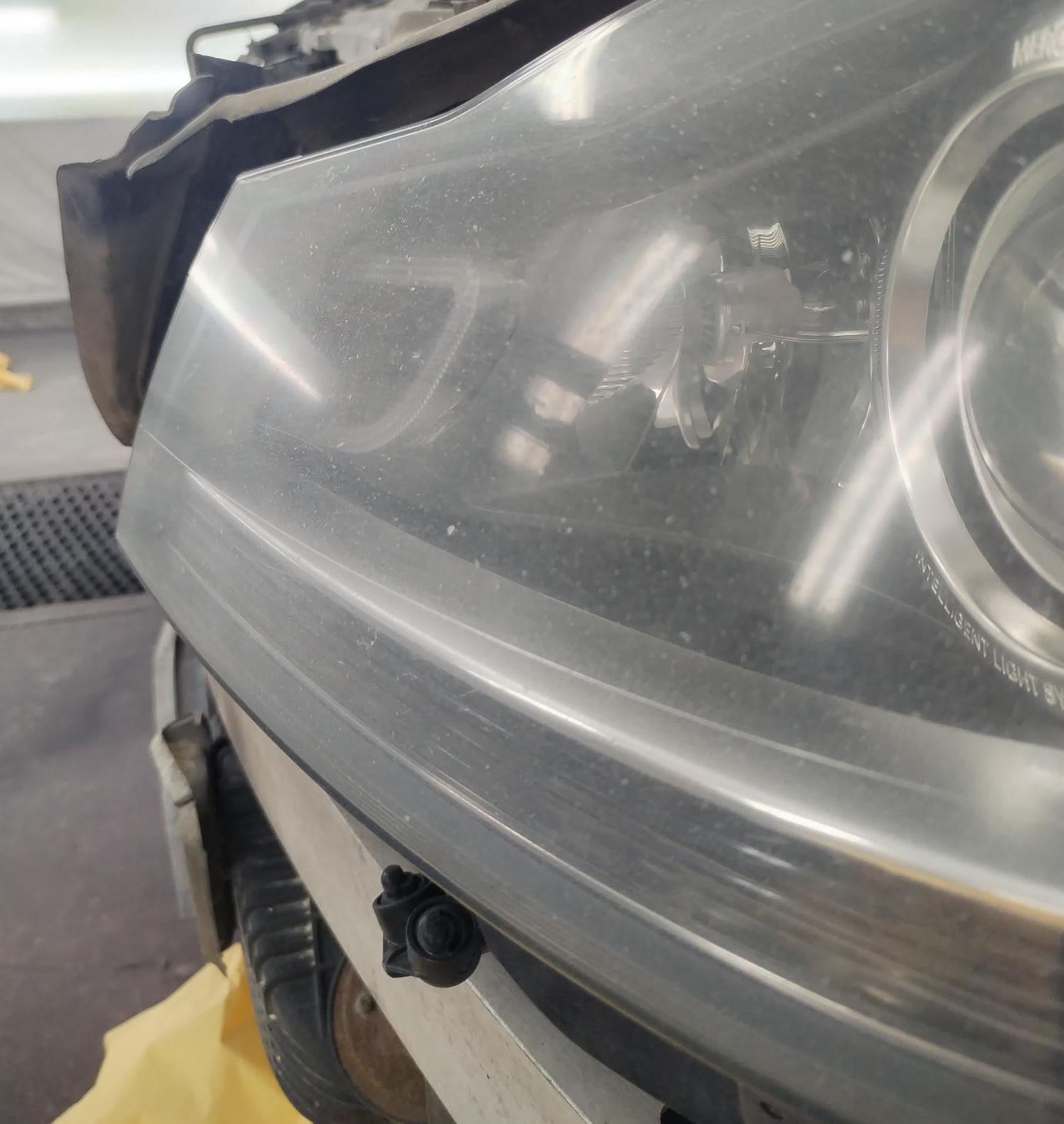 Kellastunut ja samea auton ajovalo ennen kunnostusta, heikentynyt näkyvyys ja kulunut pinta.