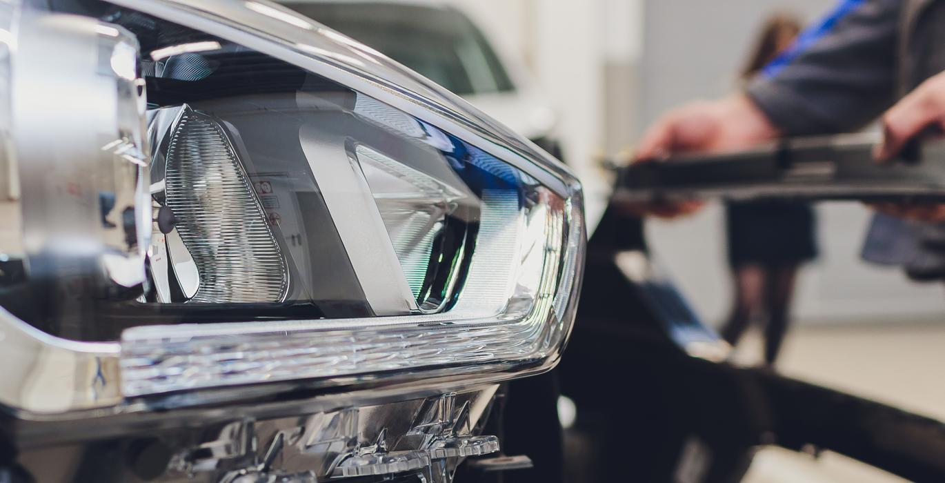 Auton ajovalo ja etupuskuri korjauksen tai asennuksen aikana autokorjaamolla.