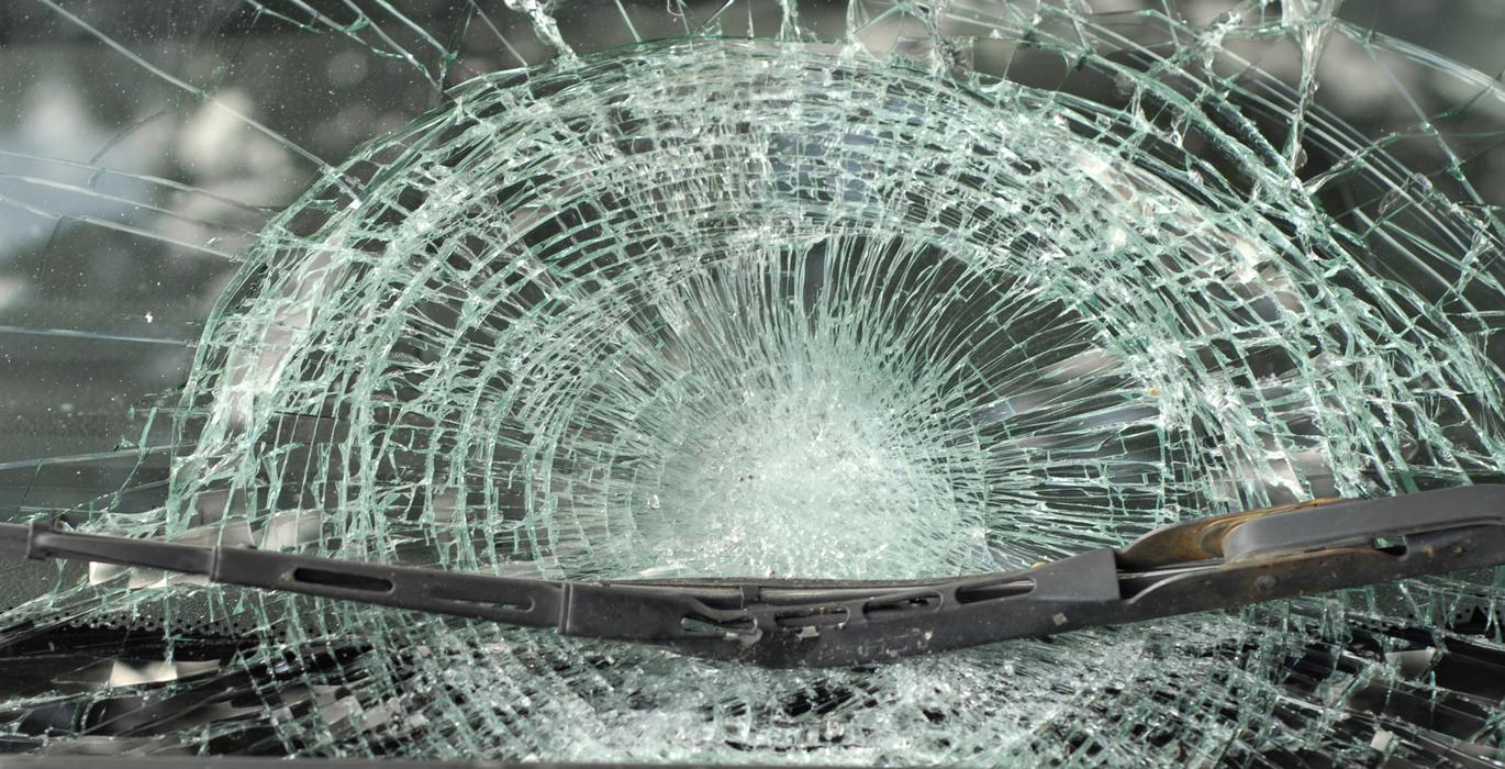 Säröytynyt ja pahoin haljennut auton tuulilasi, johon on osunut voimakas isku.