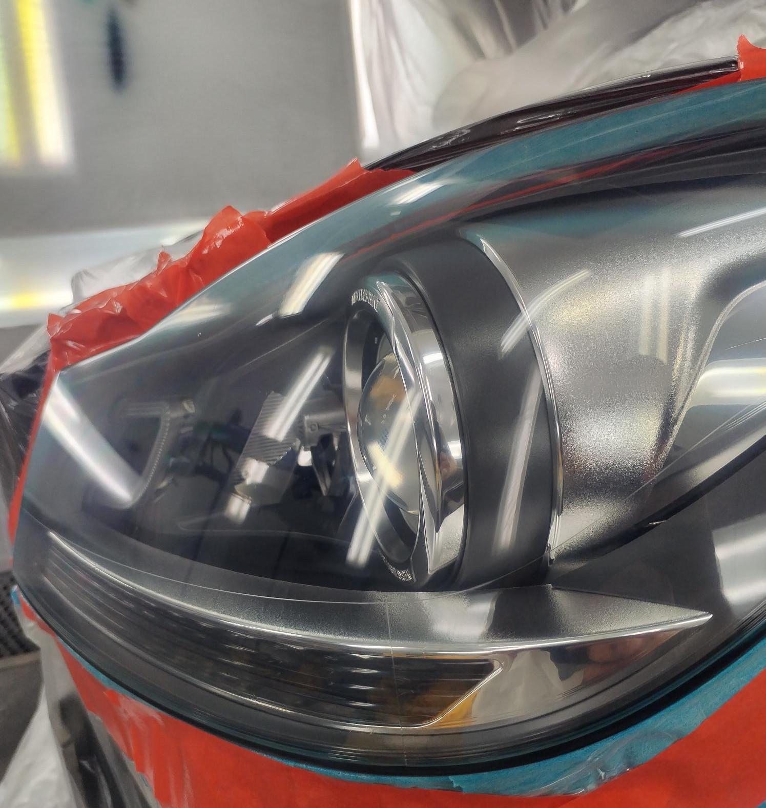 Kunnostettu auton ajovalo, kirkas ja uudenn&auml;k&ouml;inen pinnaltaan, parannettu n&auml;kyvyys ja kirkkaus.