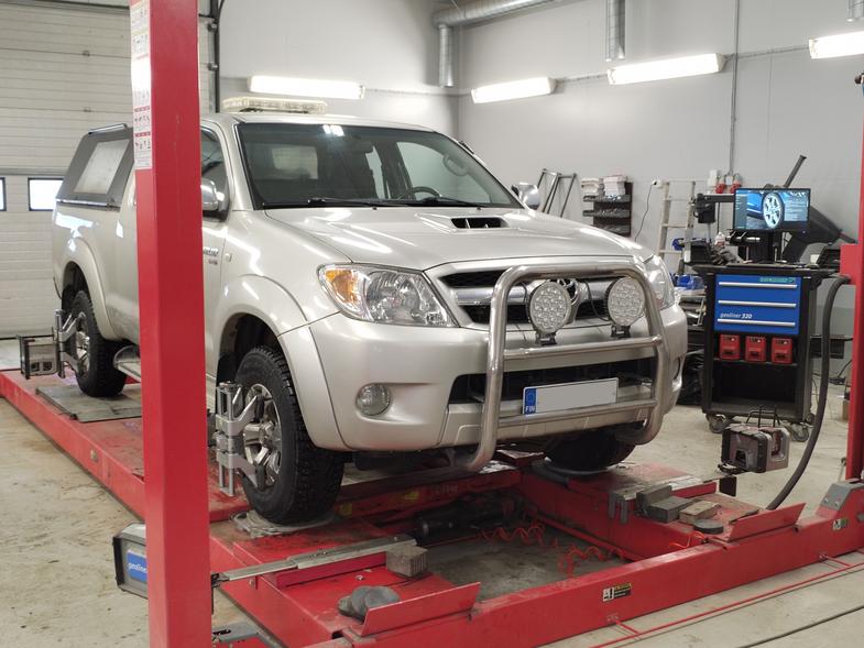 Hopeanv&auml;rinen auto ohjauskulmien s&auml;&auml;t&ouml;- ja tarkistuslaitteistossa, Hofmann Geoliner 320, korjaamolla.