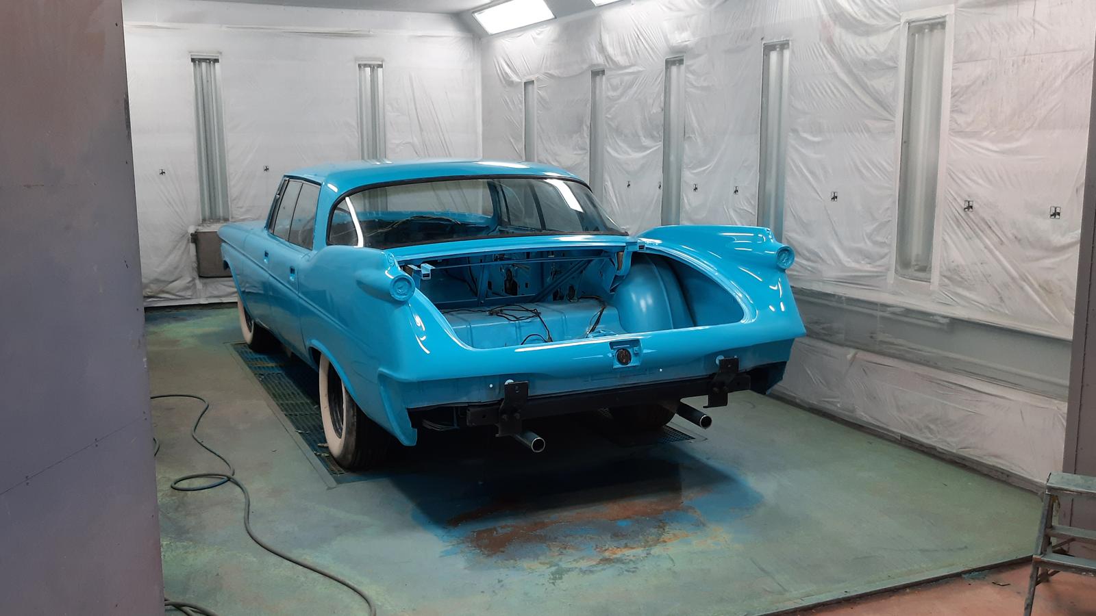 Värikäs korjausprojektin esittely: kirkkaan sininen klassikkoauto maalauskammiossa työn alla, osa Automaalaamo Laitisen referenssitöitä.