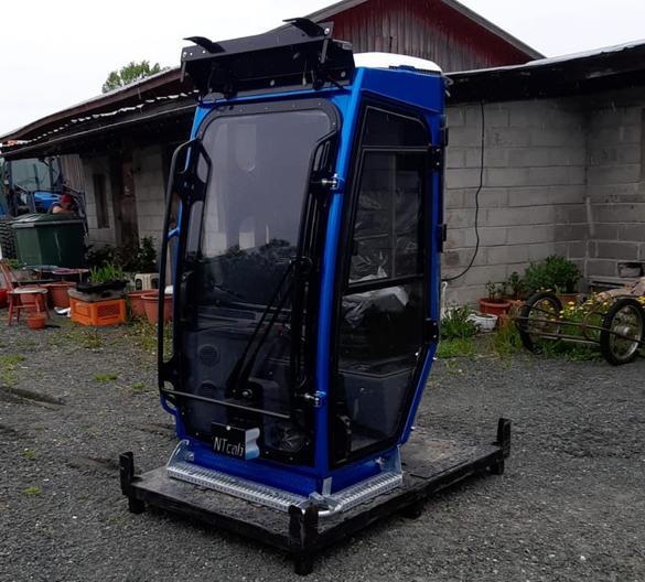 Sininen ty&ouml;koneen ohjaamo maalauksen j&auml;lkeen, esimerkkin&auml; Automaalaamo Laitisen ty&ouml;koneiden maalauksista.