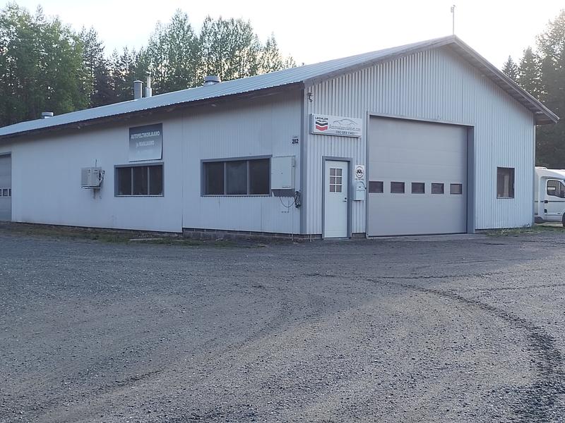 Automaalaamo M. Laitisen hallirakennus, harmaa peltihalli mets&auml;n laidalla Pohjois-Karjalassa.